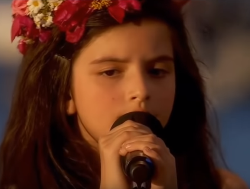She Looked Like A Weak Little Girl. But When She Started Singing? Everyone Got Their Camera Out! 1 1 28