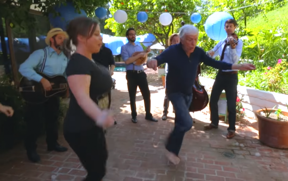 90 Yr Old Dick Van Dyke Starts Showing Off His Moves. What His Wife Does Next? ADORABLE! 1 6