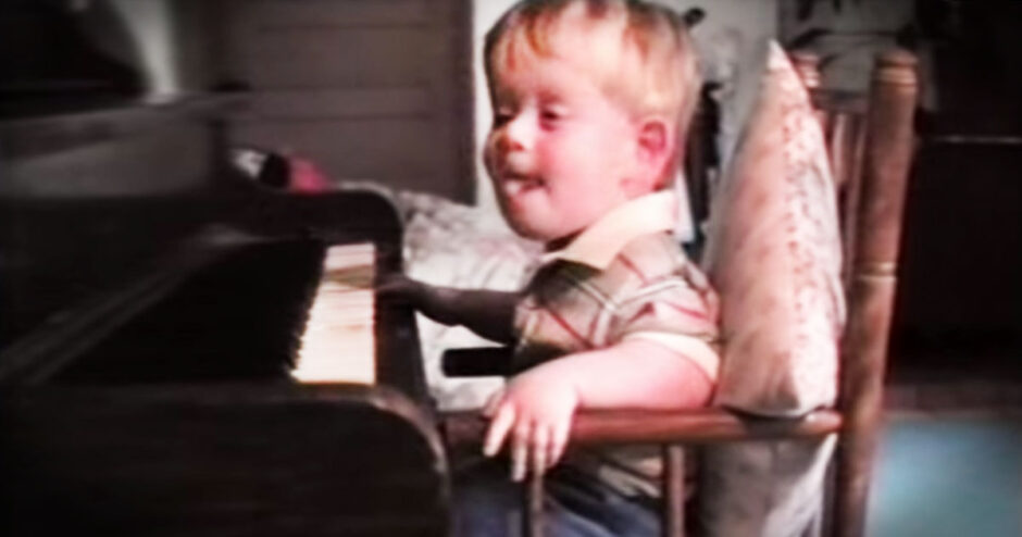 Little Baby Was Born Without Eyes, But When Dad Put Him In Front Of A Piano Something Amazing Happened! 1914q bh1