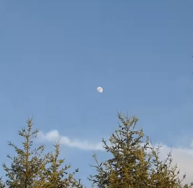 He Points His Camera At The Moon And Zooms In All The Way. What It Captured Is STUNNING! 1 1 23
